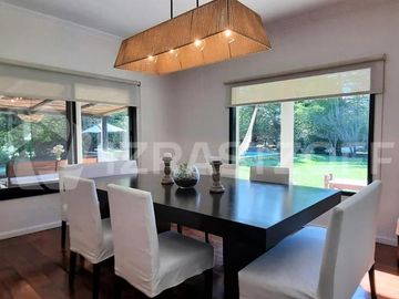 Casa en venta en Altos de Pilar, desarrollada en una planta con gran jardín