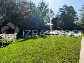 Casa en venta en Altos de Pilar, desarrollada en una planta con gran jardín