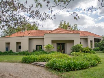 Casa en venta en Altos de Pilar, desarrollada en una planta con gran jardín