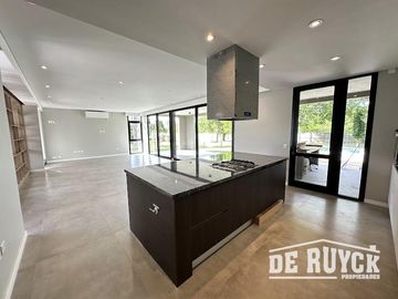 Casa a estrenar en Greenville 4 ambientes con pileta