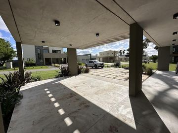 Casa a estrenar en Greenville 4 ambientes con pileta