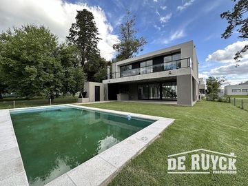 Casa a estrenar en Greenville 4 ambientes con pileta