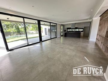 Casa a estrenar en Greenville 4 ambientes con pileta