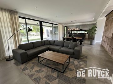 Casa a estrenar en Greenville 4 ambientes con pileta