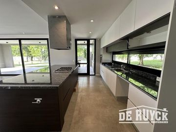 Casa a estrenar en Greenville 4 ambientes con pileta