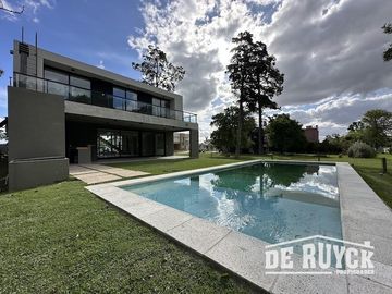 Casa a estrenar en Greenville 4 ambientes con pileta