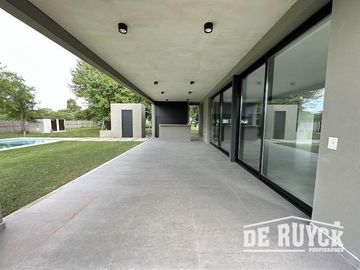 Casa a estrenar en Greenville 4 ambientes con pileta