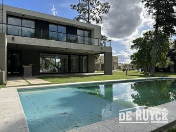 Casa a estrenar en Greenville 4 ambientes con pileta