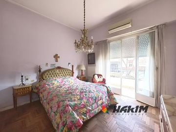 Excelente PH en Parque Chass - 4 amb con garage balcón  y terraza . Gran potencial !!