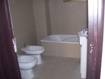 Excelente semipiso 4 amb. a estrenar, balcón terraza cochera. Sum. Piscina