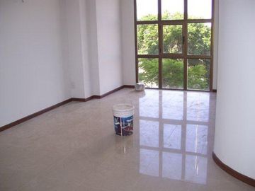 Excelente semipiso 4 amb. a estrenar, balcón terraza cochera. Sum. Piscina