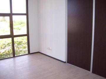 Excelente semipiso 4 amb. a estrenar, balcón terraza cochera. Sum. Piscina