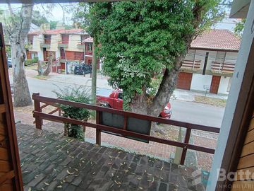 OPORTUNIDAD! triplex cerca del mar con cochera y parrilla