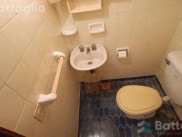 OPORTUNIDAD! triplex cerca del mar con cochera y parrilla