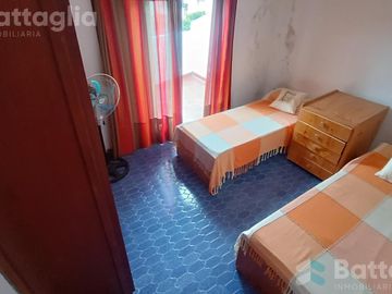 OPORTUNIDAD! triplex cerca del mar con cochera y parrilla