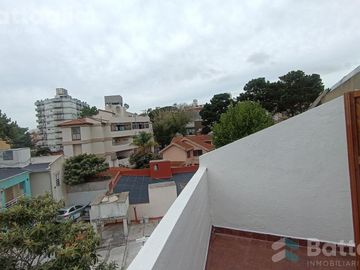 OPORTUNIDAD! triplex cerca del mar con cochera y parrilla