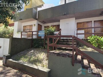 OPORTUNIDAD! triplex cerca del mar con cochera y parrilla