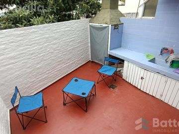 OPORTUNIDAD! triplex cerca del mar con cochera y parrilla