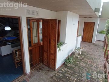 OPORTUNIDAD! triplex cerca del mar con cochera y parrilla