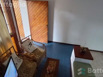 OPORTUNIDAD! triplex cerca del mar con cochera y parrilla