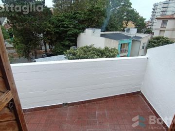 OPORTUNIDAD! triplex cerca del mar con cochera y parrilla