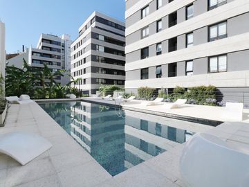 VENTA DEPARTAMENTO DE TRES AMBIENTES EN FLORES - BALCON TERRAZA - VISTA ABIERTA - FULL AMENITIES