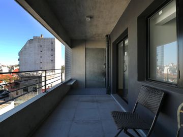 VENTA DEPARTAMENTO DE TRES AMBIENTES EN FLORES - BALCON TERRAZA - VISTA ABIERTA - FULL AMENITIES