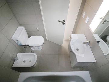 VENTA DEPARTAMENTO DE TRES AMBIENTES EN FLORES - BALCON TERRAZA - VISTA ABIERTA - FULL AMENITIES