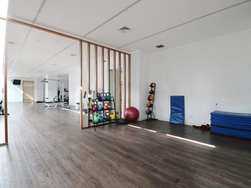 VENTA DEPARTAMENTO DE TRES AMBIENTES EN FLORES - BALCON TERRAZA - VISTA ABIERTA - FULL AMENITIES