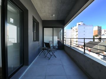 VENTA DEPARTAMENTO DE TRES AMBIENTES EN FLORES - BALCON TERRAZA - VISTA ABIERTA - FULL AMENITIES