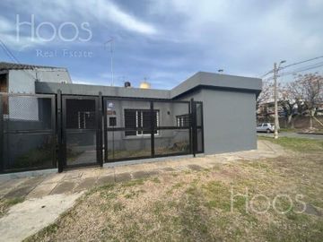 Casa en Castelar Norte con jardín y cochera