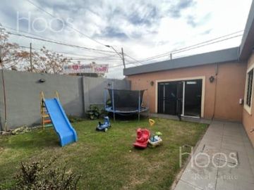 Casa en Castelar Norte con jardín y cochera
