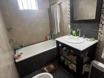 Casa en Castelar Norte con jardín y cochera