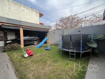 Casa en Castelar Norte con jardín y cochera