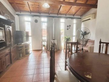 Venta - Casa en Planta Alta en Barrio Echesortu