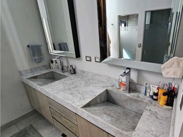 Residencia con Alberca y Acabados de Lujo en Zona Valle Poniente