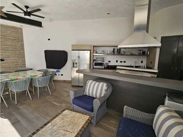 Residencia con Alberca y Acabados de Lujo en Zona Valle Poniente