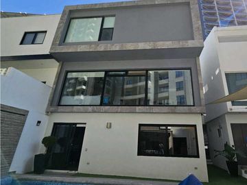 Residencia con Alberca y Acabados de Lujo en Zona Valle Poniente