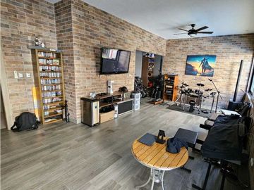 Residencia con Alberca y Acabados de Lujo en Zona Valle Poniente