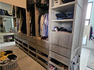 Residencia con Alberca y Acabados de Lujo en Zona Valle Poniente