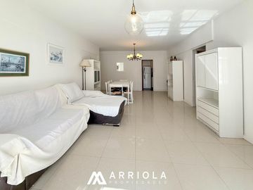 Departamento de 4 ambientes al frente, con balcón saliente.