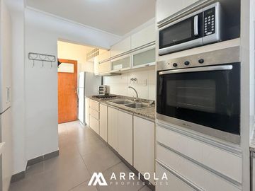 Departamento de 4 ambientes al frente, con balcón saliente.