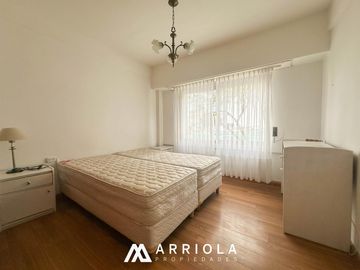 Departamento de 4 ambientes al frente, con balcón saliente.