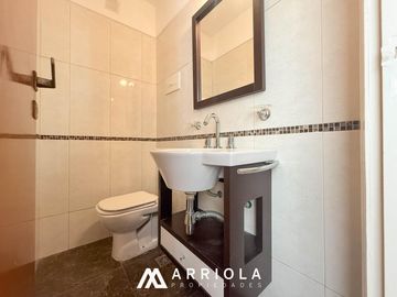 Departamento de 4 ambientes al frente, con balcón saliente.