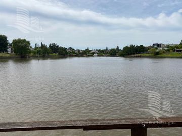 Venta - Casa 5/Cinco Ambientes al Rio Lujan, Muelle, Balcón, Jardín - San Benito, Villanueva