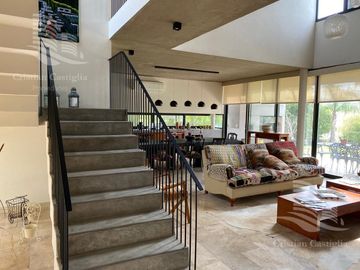 Venta - Casa 5/Cinco Ambientes al Rio Lujan, Muelle, Balcón, Jardín - San Benito, Villanueva