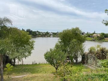 Venta - Casa 5/Cinco Ambientes al Rio Lujan, Muelle, Balcón, Jardín - San Benito, Villanueva