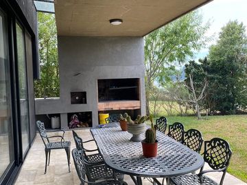 Venta - Casa 5/Cinco Ambientes al Rio Lujan, Muelle, Balcón, Jardín - San Benito, Villanueva