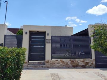 Casa en venta - 2 Dormitorios 3 Baños - La Rioja