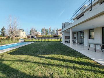Casa de 4 dormitorios con jardín y pileta, Los Pasos 1, Barrios Del Jockey